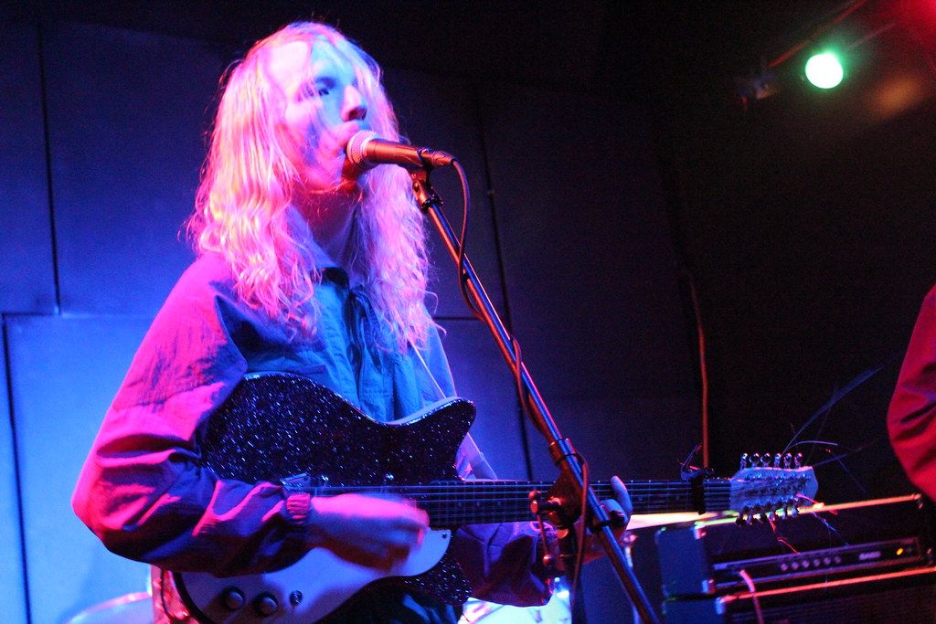 A solo set under the stage lights on a Thursday